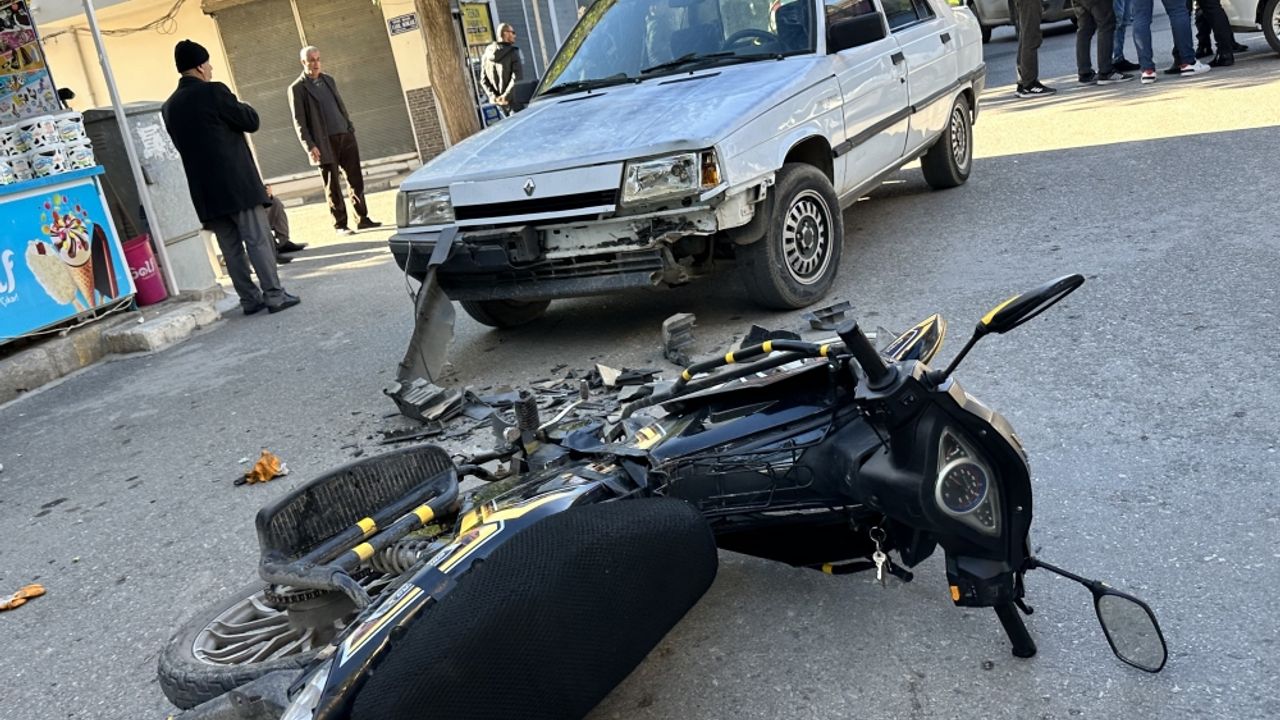 Adıyaman'da otomobille çarpışan motosikletin sürücüsü yaralandı