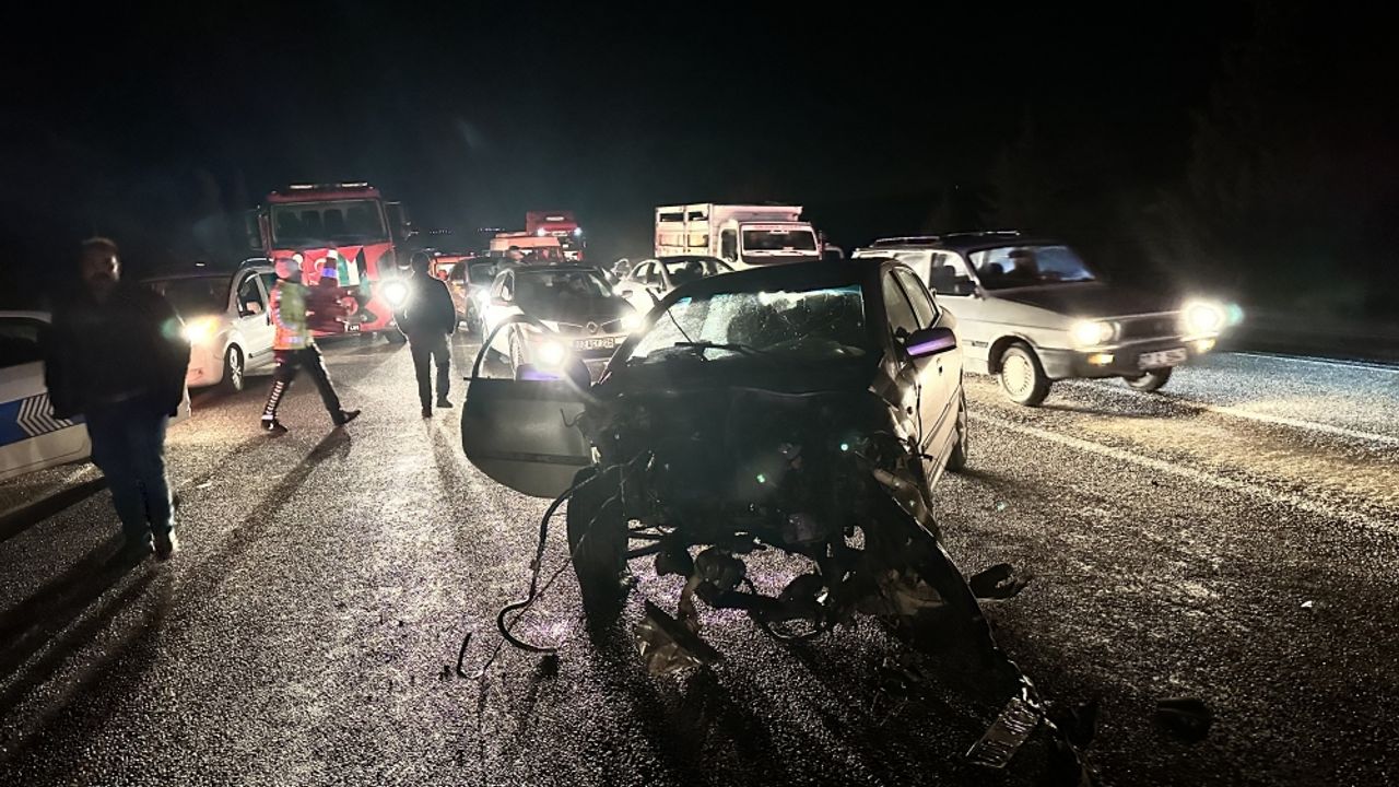 Adıyaman'da iki otomobilin çarpıştığı kazada 6  kişi yaralandı