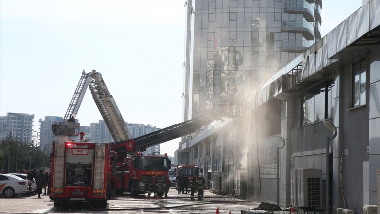 Diyarbakır'da bir plazanın altındaki restoranın bacasında çıkan yangın söndürüldü