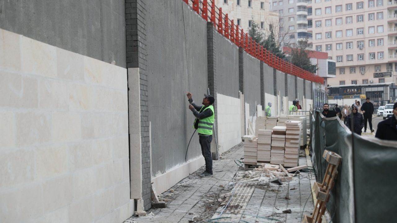 Mardin Polisevi duvarı cephe iyileştirme çalışmaları devam ediyor