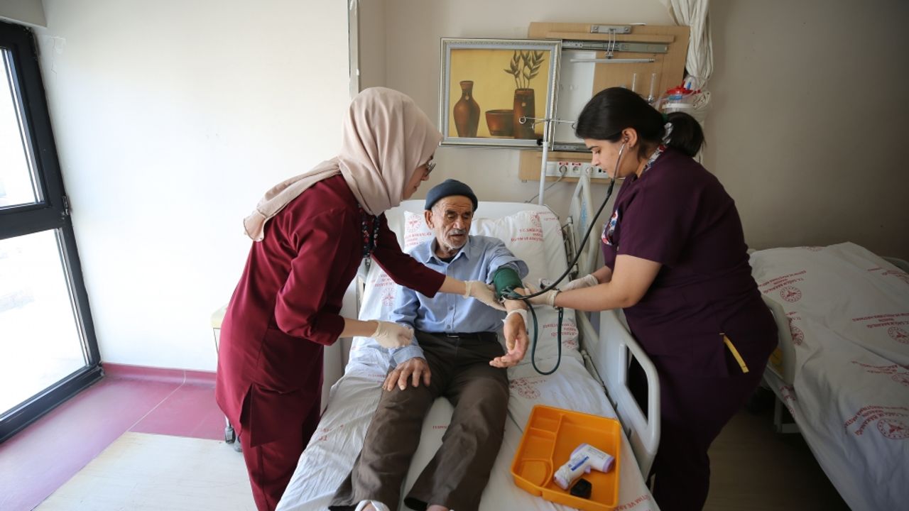 Mardin'de ameliyatla 79 yaşındaki hastanın dizlerindeki eğrilik giderildi