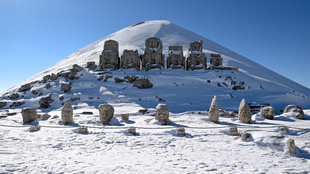 Nemrut Dağı'nın dev heykelleri kışın da ziyaretçilerini ağırlıyor
