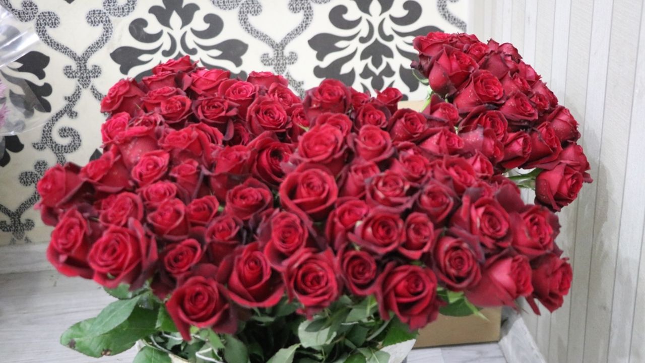 Siirt'te çiçekçiler Sevgililer Günü'ne hazırlanıyor