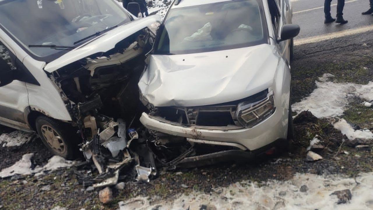 Şırnak'ta otomobil ile minibüsün çarpıştığı kazada 12 kişi yaralandı