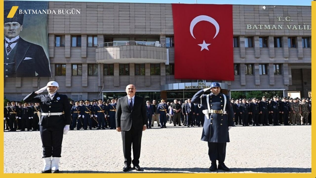 Batman'da Cumhuriyet Coşkusu Çelenk Töreniyle Başladı