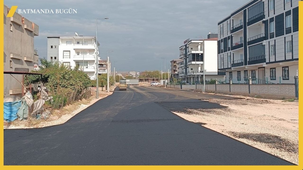 Belediye Bayındır'da Okul Yollarını Güvenle Asfaltladı