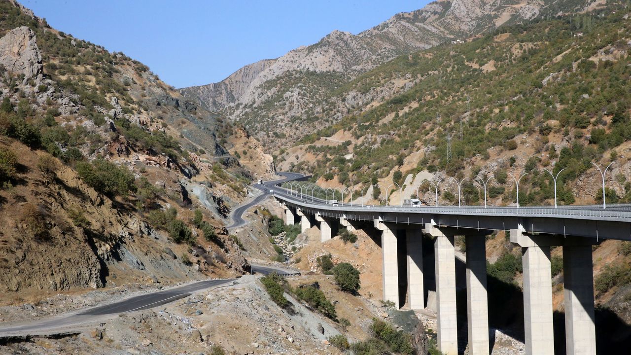 Bitlis, Diyarbakır, Siirt ve Batman'ı Birbirine Bağlayan Zorlu Yol Yapımı Tamamlandı