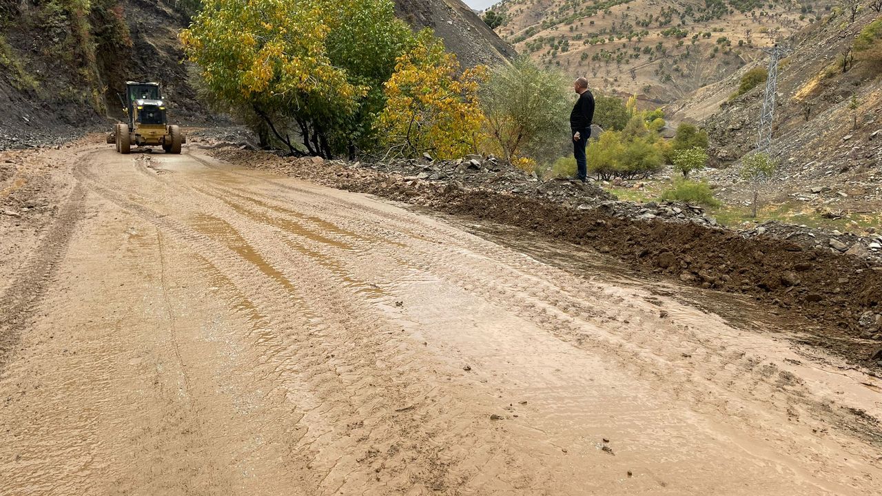 Sason'da Heyelan Sonrası Yollar Açılıyor