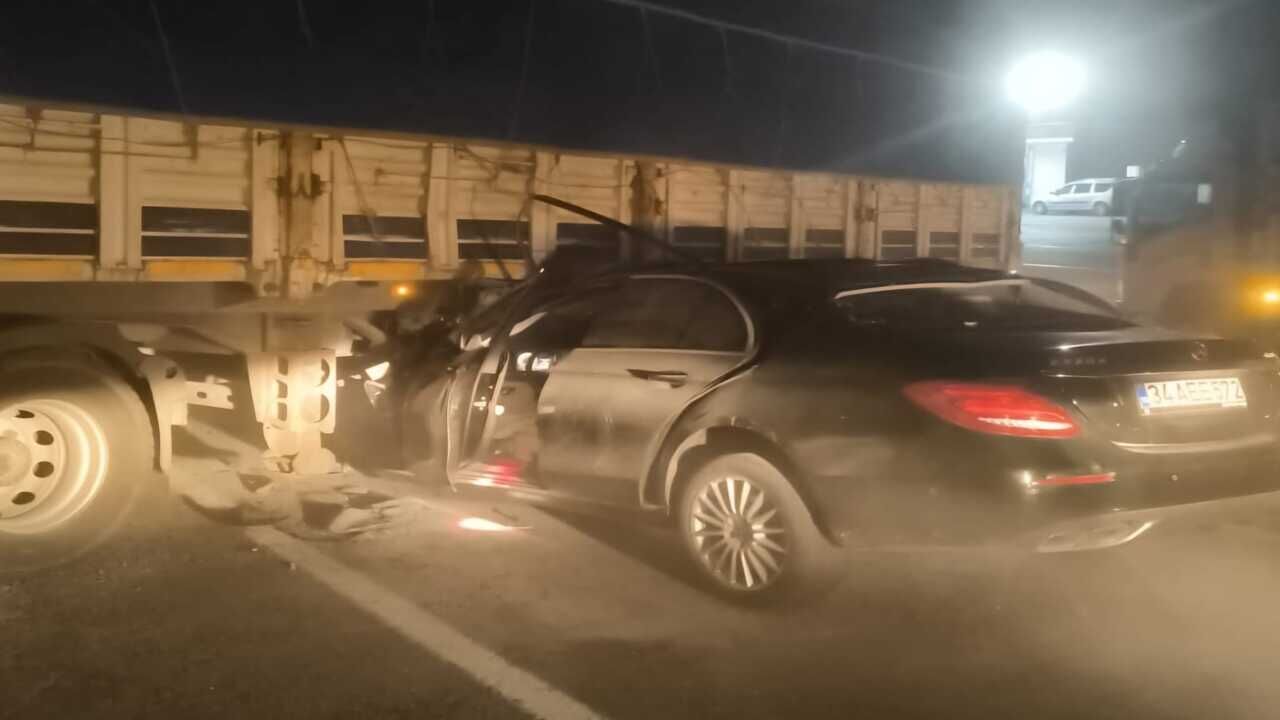 Kozluk’ta Otomobil TIR’ın Altına Girdi, 1’i Ağır 2 Yaralı