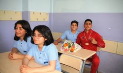 Wushu'da Avrupa Şampiyonu Cizreli sporcu okulunda çiçeklerle karşılandı