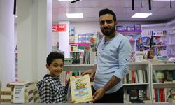 Batman'da bir esnaf takdir alan öğrencilere kaynak kitap hediye etti