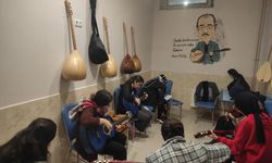 Batmanlı gençler gitar ve bağlama çalmayı öğreniyorlar