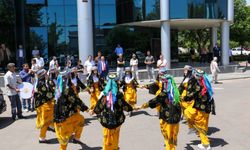 Kazım Karabekir Ortaokulu folklor ekibi Bağlar Belediyesini ziyaret etti