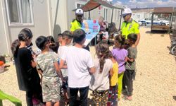 Kilis'te polisten konteynerdeki depremzede çocuklara trafik eğitimi