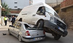 Şanlıurfa'da kontrolden çıkan minibüs park edilen otomobilin üzerine çıktı