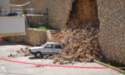 Adıyaman'da yıkılan istinat duvarı bir otomobilde hasara yol açtı