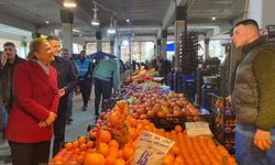 İzmit'te Başkan Hürriyet'ten pazar esnafına 'hayırlı işler'