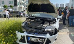 Diyarbakır'da taksi ile otomobilin çarpıştığı kazada 5 kişi yaralandı