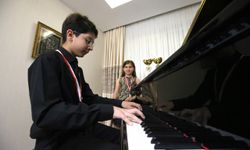 Küçük yaşta müzik eğitimine başlayan Elif ve Meriç piyanist olma yolunda ilerliyor