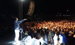 Şarkıcı Buray'dan depremzedelere moral konseri