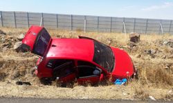 Şanlıurfa'da şarampole devrilen otomobildeki 2 kişi yaralandı
