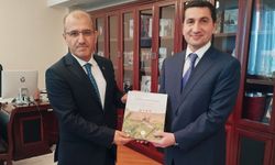 'Azerbaycan’ın Sırları' kitabı Hacıyev’e takdim edildi