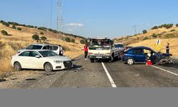 Diyarbakır'da üç aracın karıştığı trafik kazasında 4 kişi yaralandı