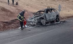 Şırnak'ta seyir halindeyken alev alan otomobil kullanılamaz hale geldi