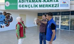 Adıyaman'da gençlik merkezi binasına giren peçeli baykuş doğaya bırakıldı