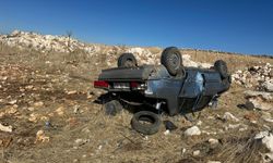 Mardin'de devrilen otomobildeki 2 kişi yaralandı