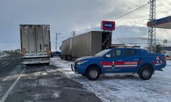 Ardahan'da Kar ve Buzlanma Nedeniyle Tırlar Yolda Kaldı