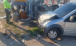 Gaziantep'te hafif ticari araç ile otomobilin çarpıştığı kazada 14 kişi yaralandı