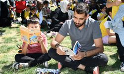Batman'da parkta düzenlenen etkinlikte çocuklar anne ve babalarıyla kitap okudu