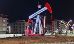Batman'ın girişine petrol pompası anıtı yerleştirildi