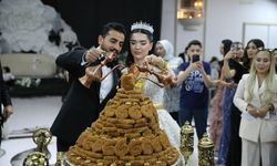 Diyarbakır'da evlenen çift, düğünde pasta yerine burma kadayıf kesti