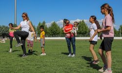 Diyarbakır'ın şampiyon kadın sporcuları yeşil sahada hem antrenör hem anne