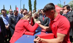 Gaziantep Büyükşehir Belediye Başkanı Şahin, sporcuyla bilek güreşi yaptı