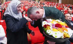 Kocaeli'de Başkan Büyükakın'dan annesine çiçekli kutlama