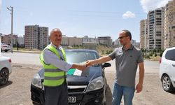 Mardin'de bir hayırsever Filistinlilere destek için arabasını bağışladı