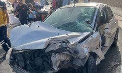 Mardin'de otomobil ile traktörün çarpıştığı kazada 3 kişi yaralandı