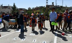 Öğretmen adayları kırsaldaki öğrencilere matematiği sevdirmek için etkinlik yapıyor