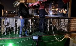Şanlıurfa'da halatı kopan duba restorana itfaiye ekipleri müdahale etti