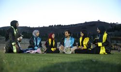 Siirtli öğretmen, öğrencileriyle birlikte okuduğu üniversiteden mezun oldu