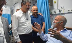 AK Parti Batman Milletvekili Nasıroğlu'ndan hastalara bayram ziyaret