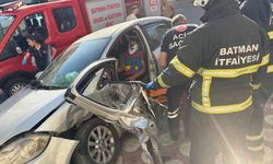 Batman'da Otomobilde Sıkışan Sürücü Kurtarıldı!
