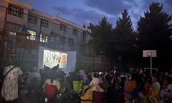 Batman'da öğrenciler açık havada aileleriyle birlikte film izledi