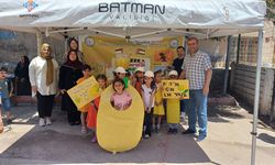 Batman'da öğrenciler Filistin yararına limonata sattı