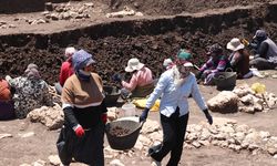 Diyarbakır Çayönü Tepesi'nin kadın işçileri 'tarih' kazıyor