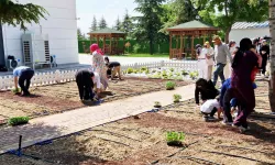 Özel çocuklar fideleri toprakla buluşturdu