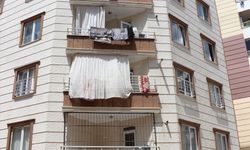 Siirt'te 1,5 yaşındaki çocuğun 5. kattan otomobilin üzerine düşmesi kamerada